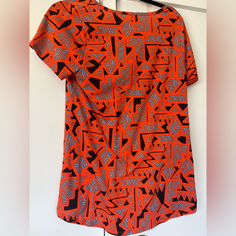 Vibrant orange pattern Lularoe classic tee size small.